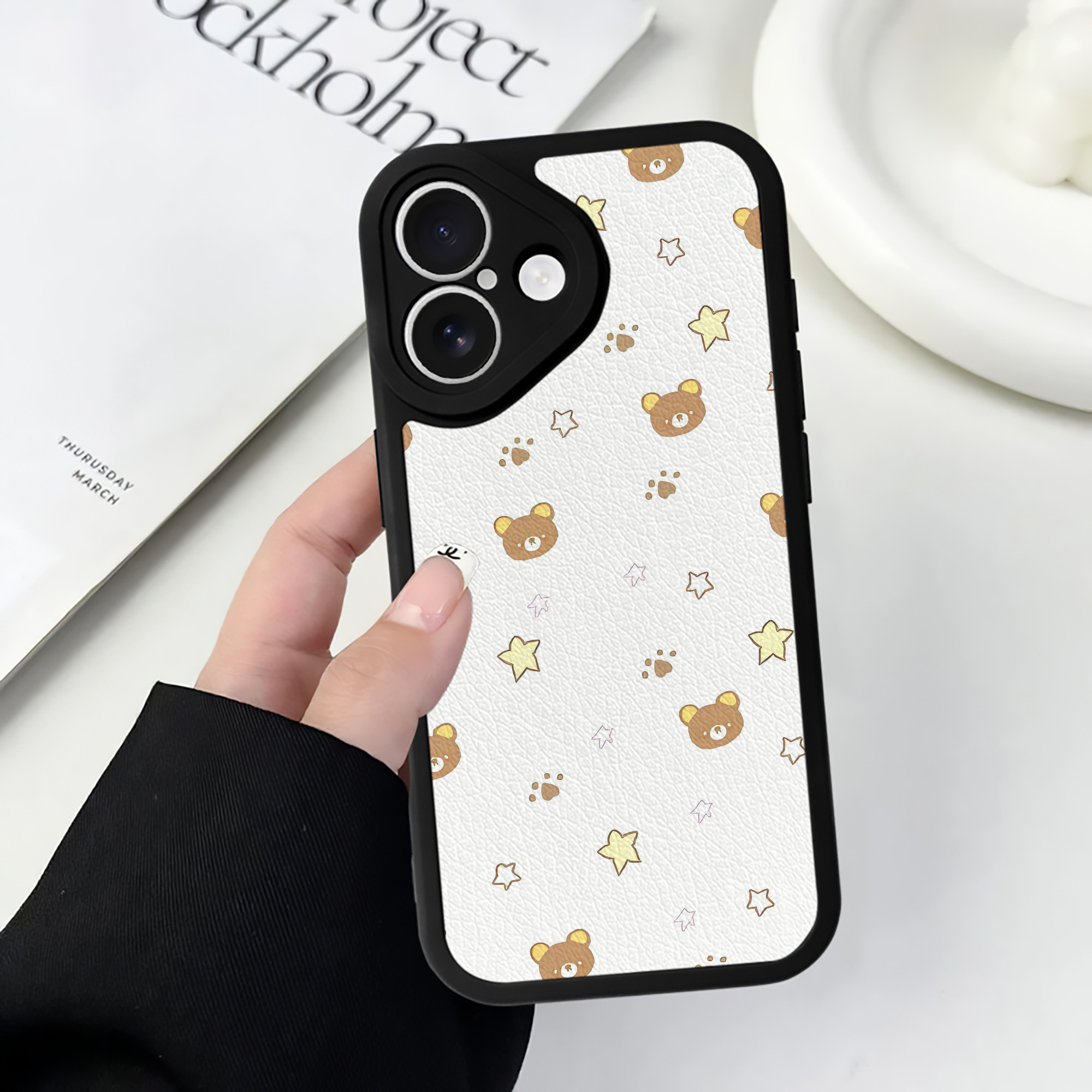（画像用） リラックマ リラックマ キイロイトリ Rilakkuma Korilakkuma Kiiroitori 【iPhone 16シリーズ対応】シリコンスマホケース（レザー調） 材質：シリコン
